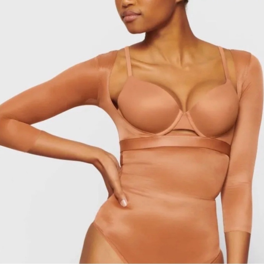 SKIMS NWT Barely There Shapewear Arm Shaper Clay Nude Size Medium